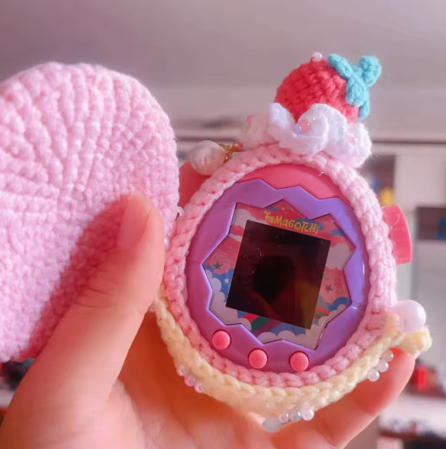 Tamagotchi Paradise Knitted Case - Strawberry Cake